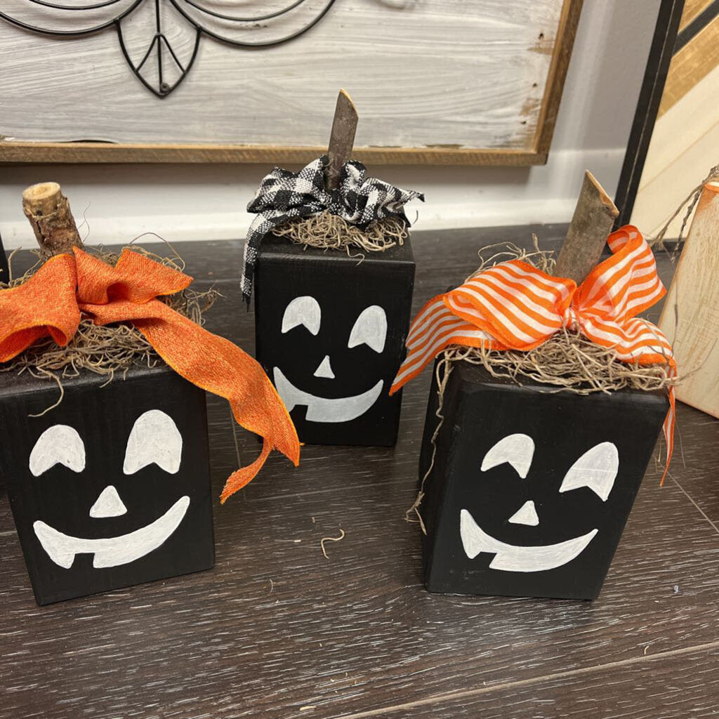 #116 Black Pumpkin w/Face