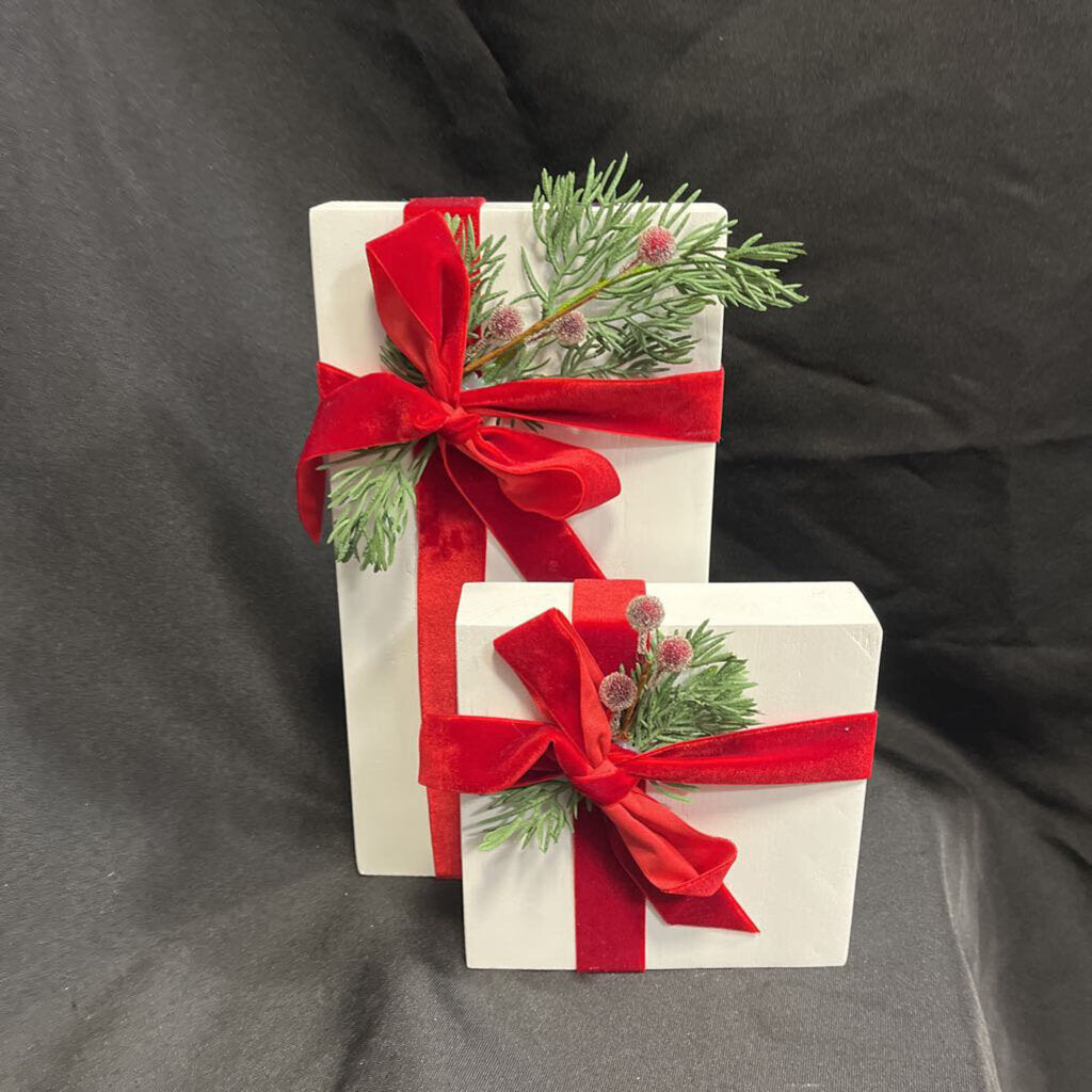 White Set Of 2 Skinny Wood Christmas Presents