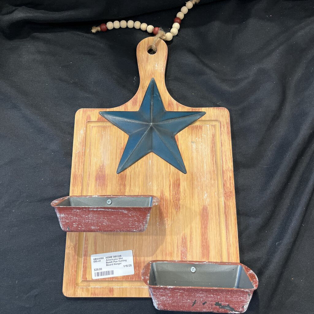 Americana Mini Bundt Pan Cutting Board Hanger