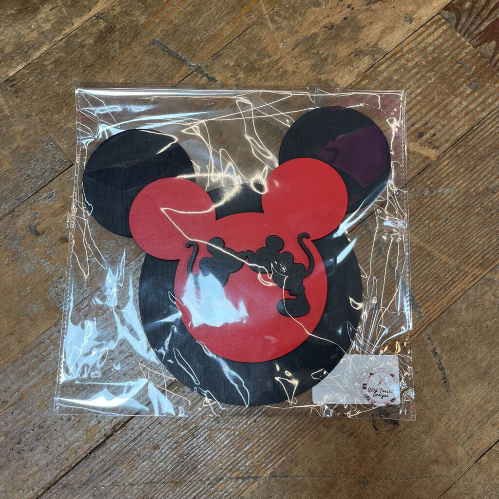 Mickey Kissing Round CAE