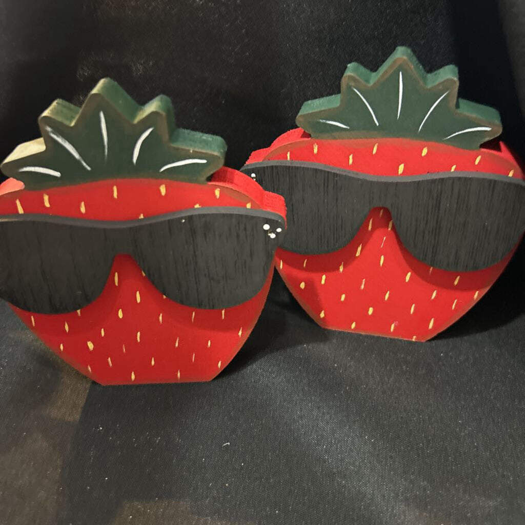 Wood Strawberry with glasses