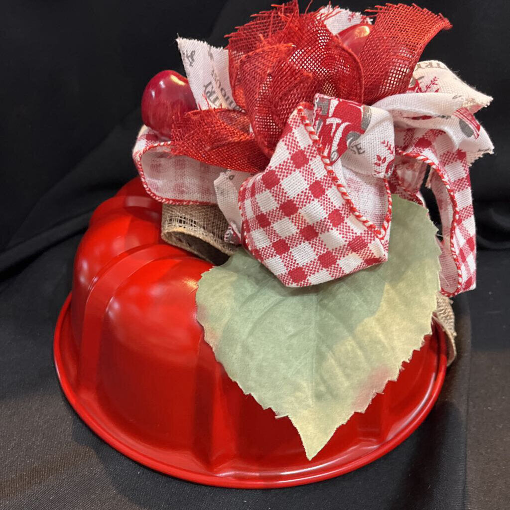 Apple Bundt Pan Hanger