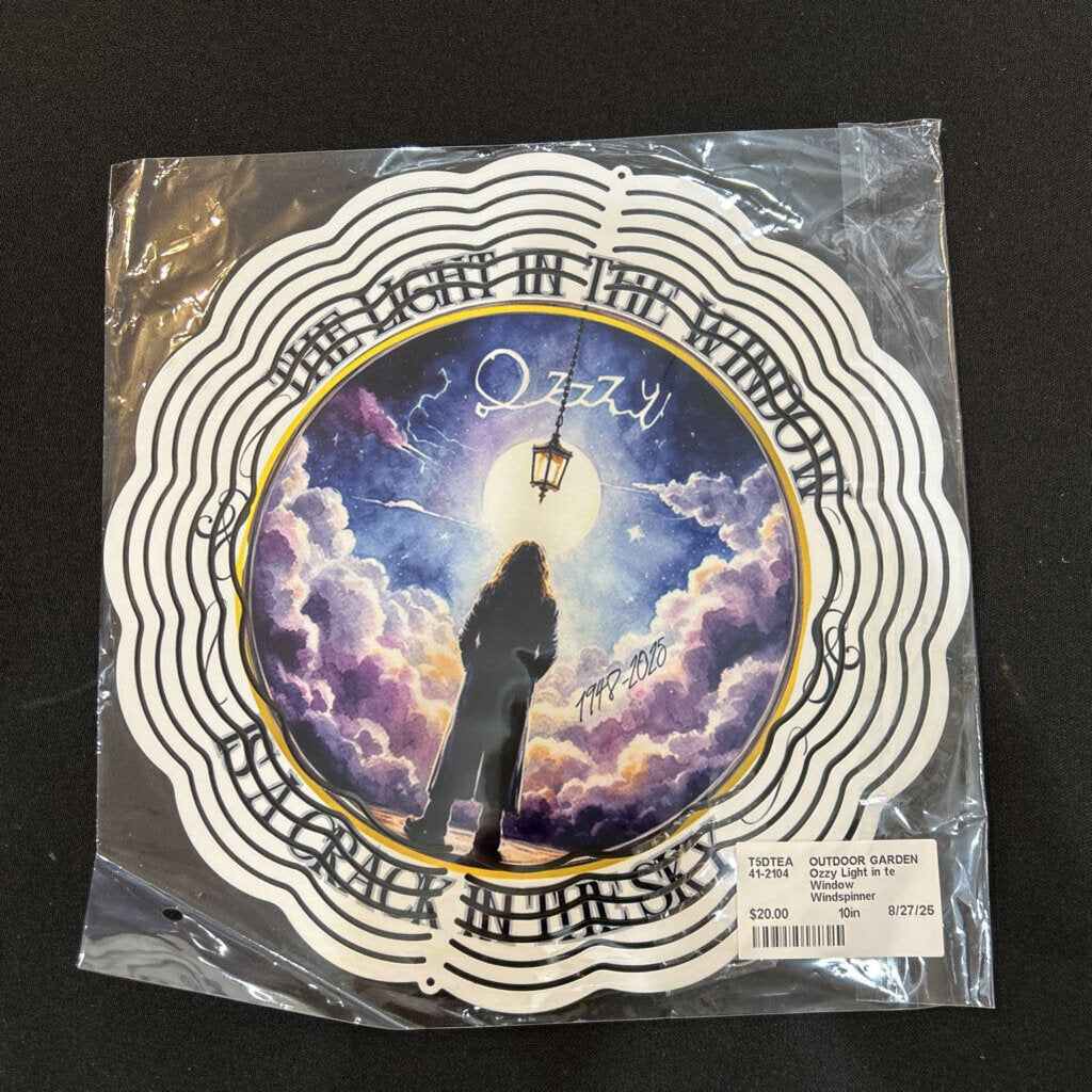 Ozzy Light in te Window Windspinner