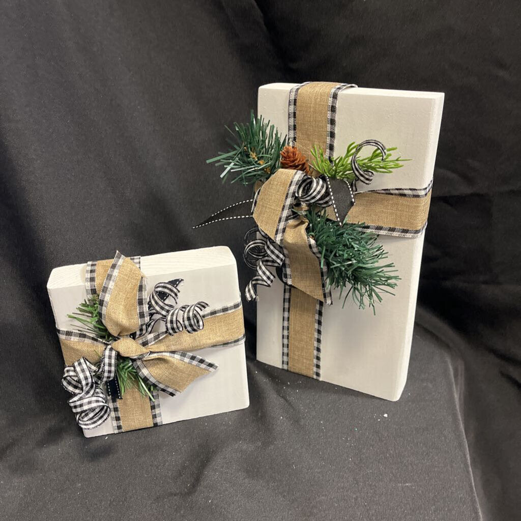 White Set Of 2 Skinny Wood Christmas Presents