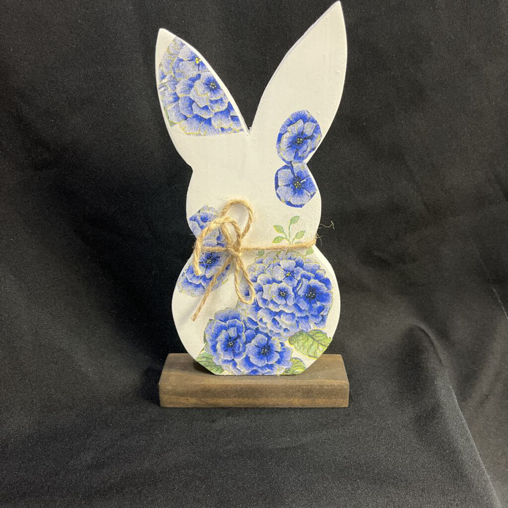 Single Bunny w/purple hydrangea flowers