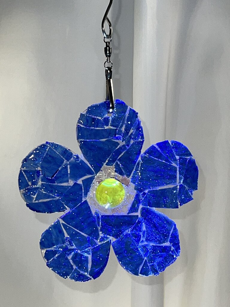 Suncatcher blue 5" flower,w/ yellow&pink ctr