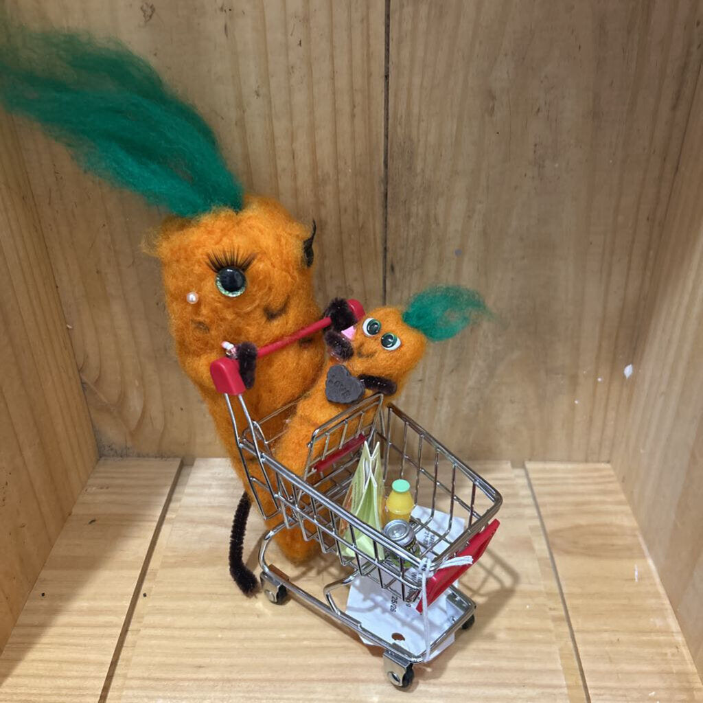 Carrot Mama & Baby W/ Shopping Cart