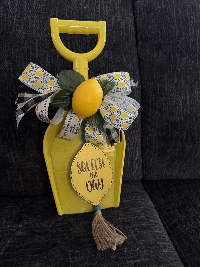 Shovel (yellow) w/lemons