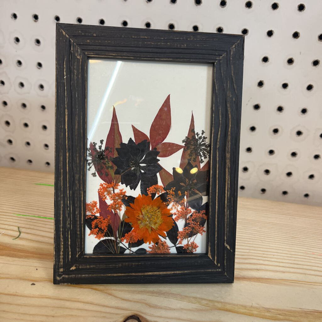 Black frame w/pressed flowers, 4x6