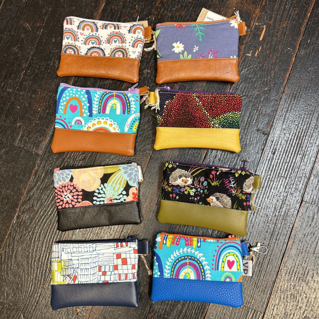 Woman's Wristlet with zipper