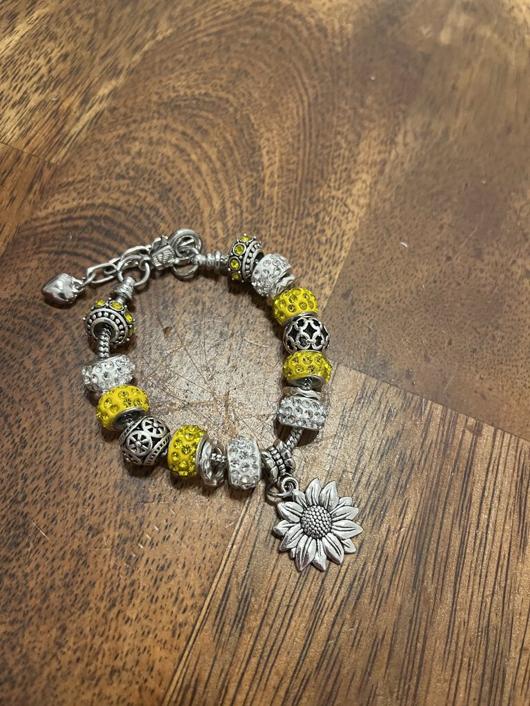 MJ Ylw/Wht/Silvr Bracelet w/Sunflower Charm