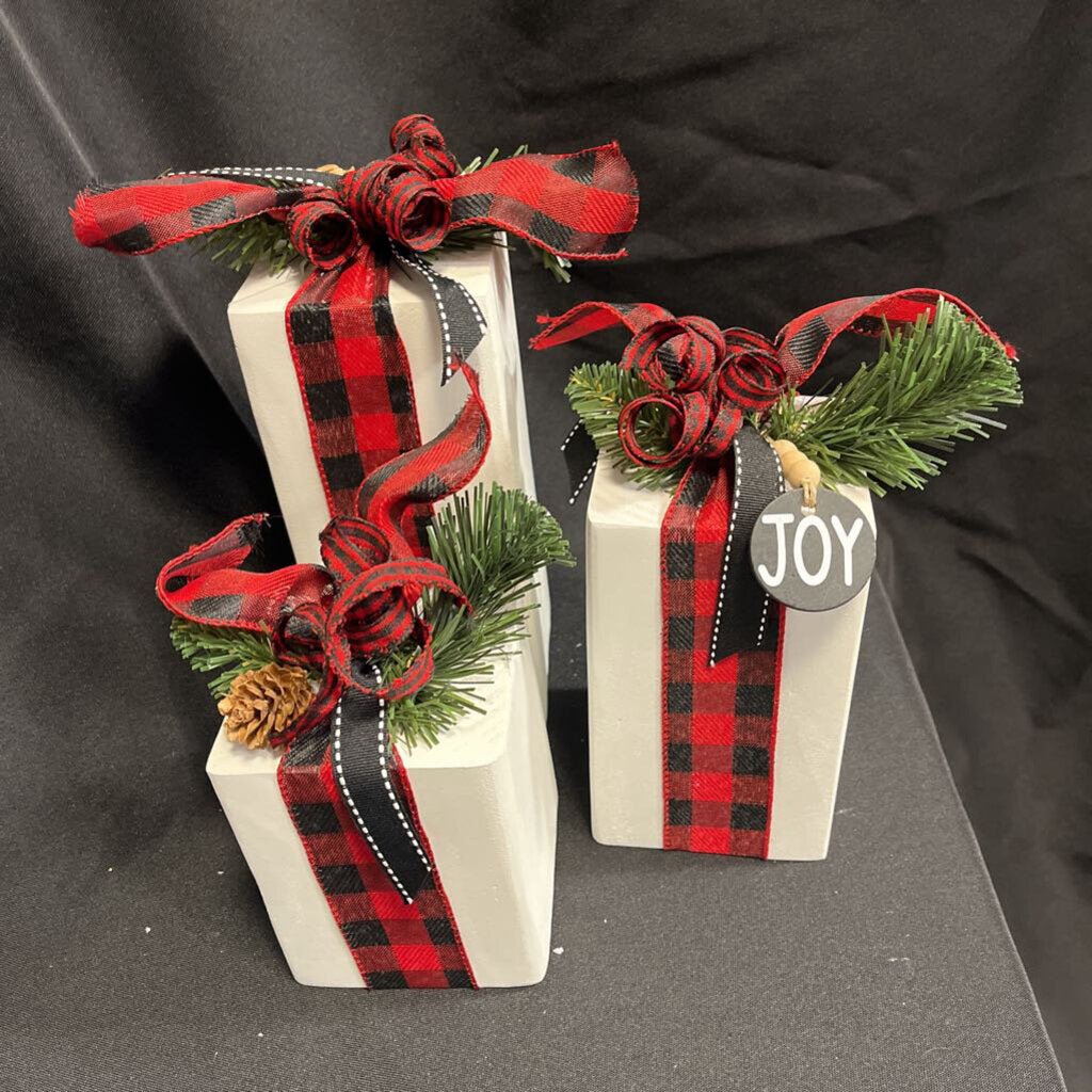 White Set Of 3 Wood Christmas Presents