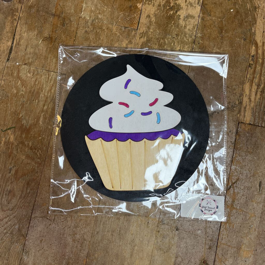 Cupcake With Bla Background Round CAE