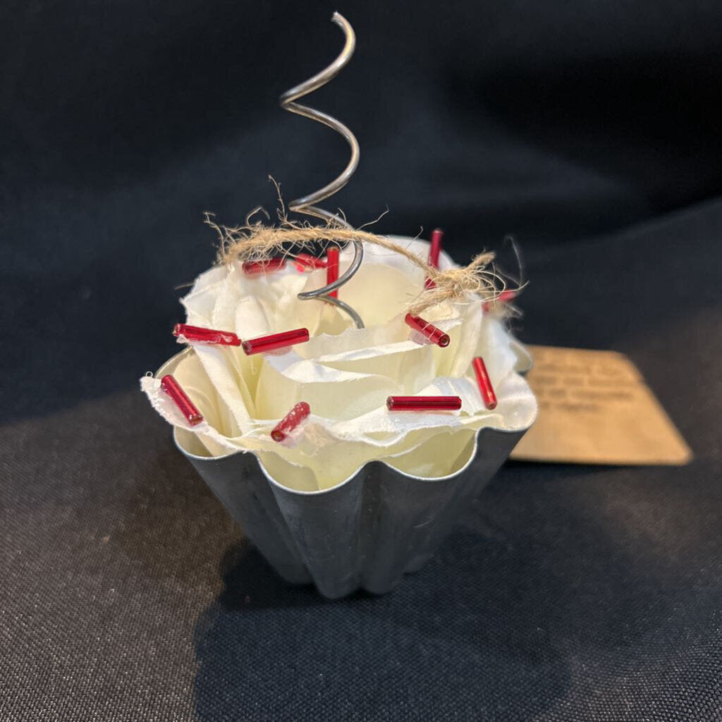 Vintage tart tin, spring cupcake