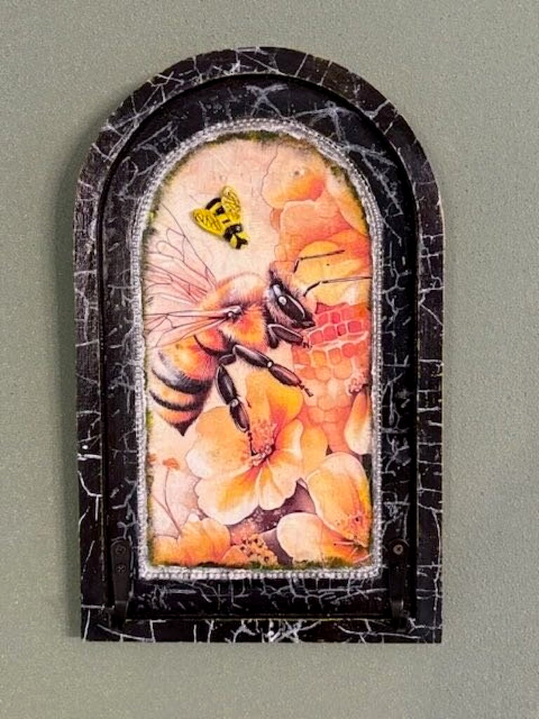 Small Bee Arch Hanger