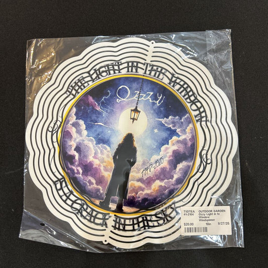 Ozzy Light in te Window Windspinner