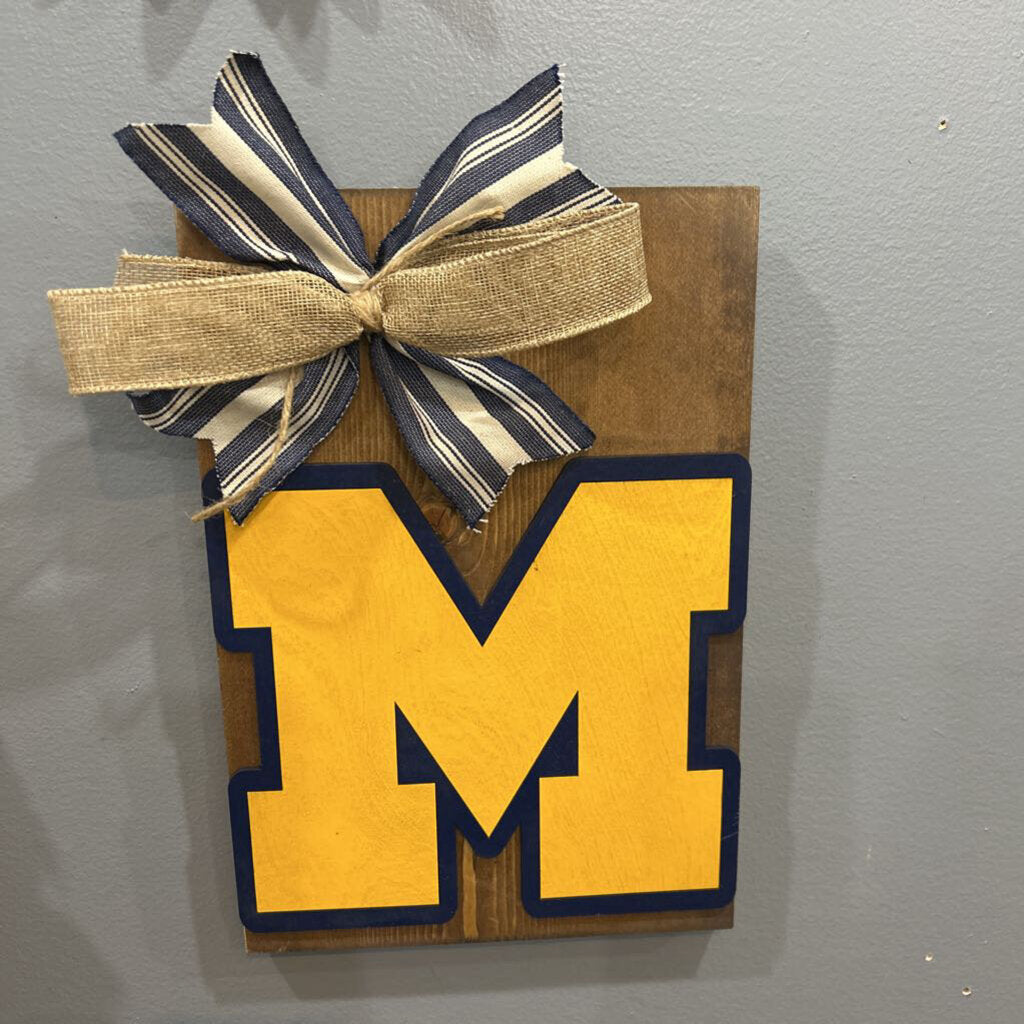 Michigan Wood Plank w/Bow