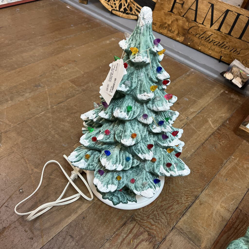 Lg Nowells Tree w/Holly Base (Light)