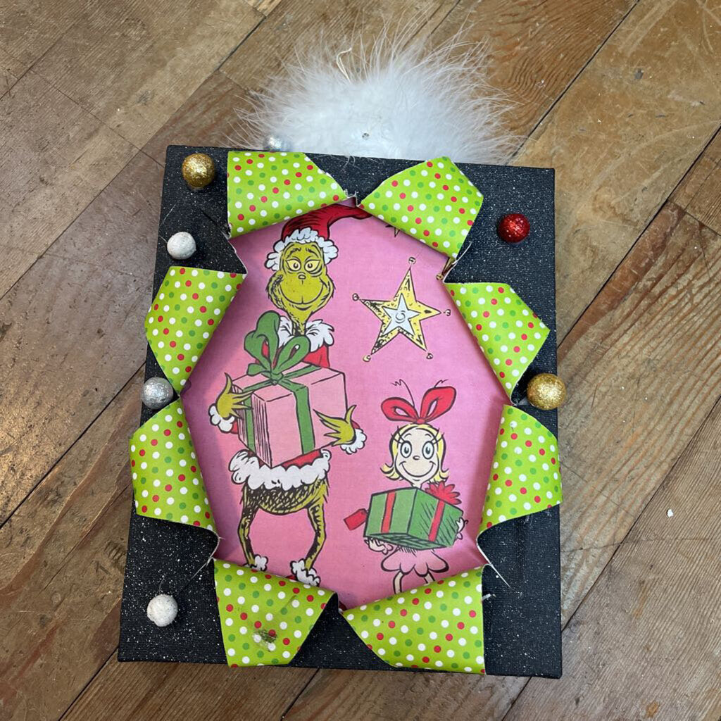 Black Hanging Frame w/Grinch & Cindy