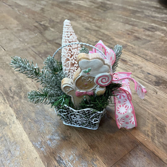 Gingerbread in basket decor