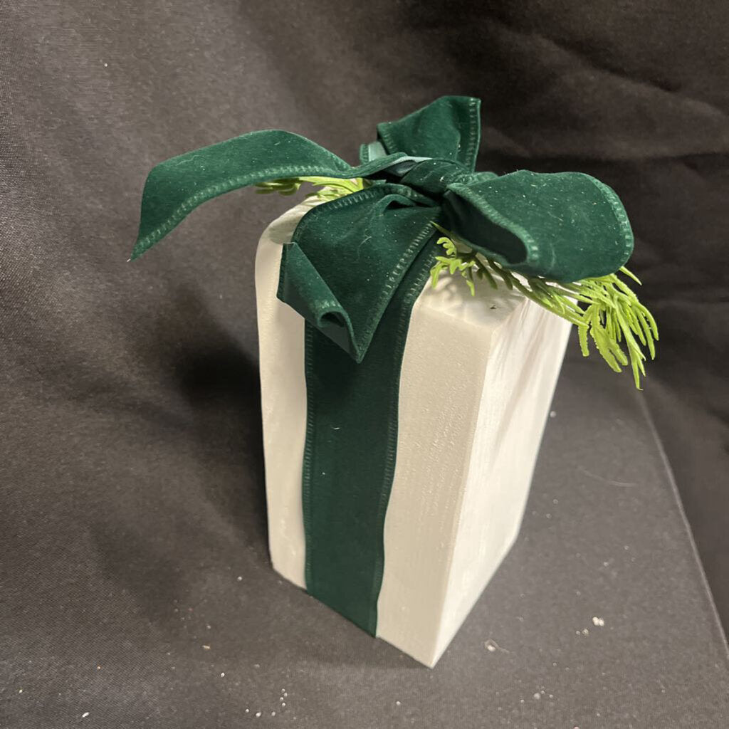 7" White Wood Presents Green Ribbon