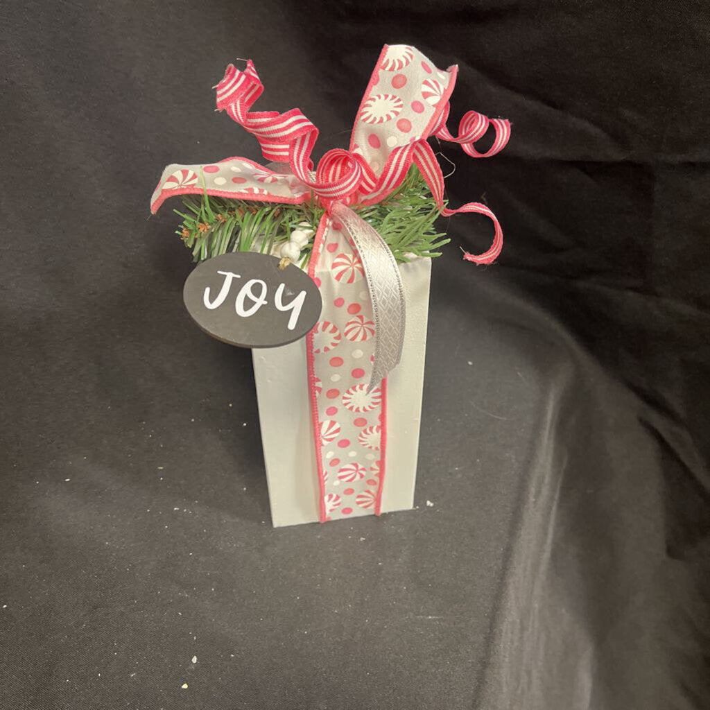 7" White Wood Presents Pink Candy Ribbon