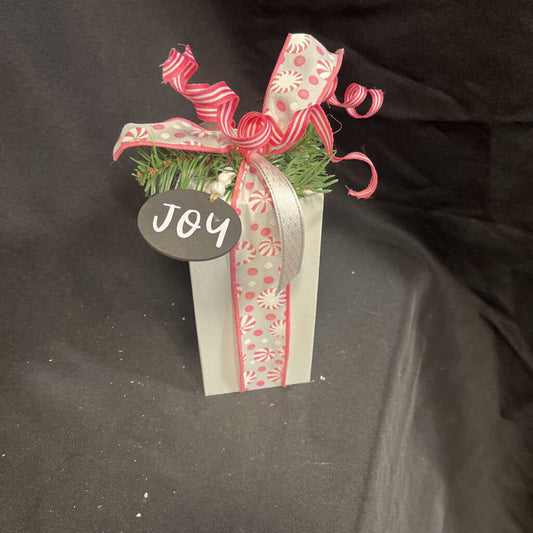 7" White Wood Presents Pink Candy Ribbon