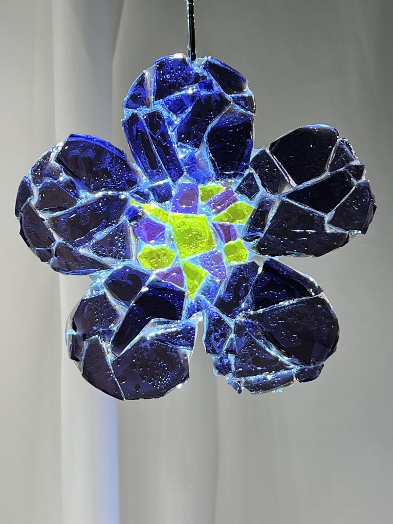 Suncatcher purple 5" flower, w/yellow&pink ctr