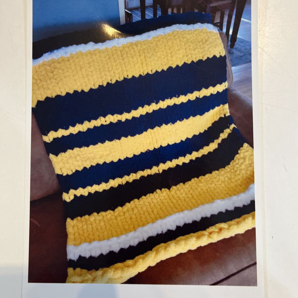 Chunky MI Color Sports Blanket (33"x39", blue/yellow/white)