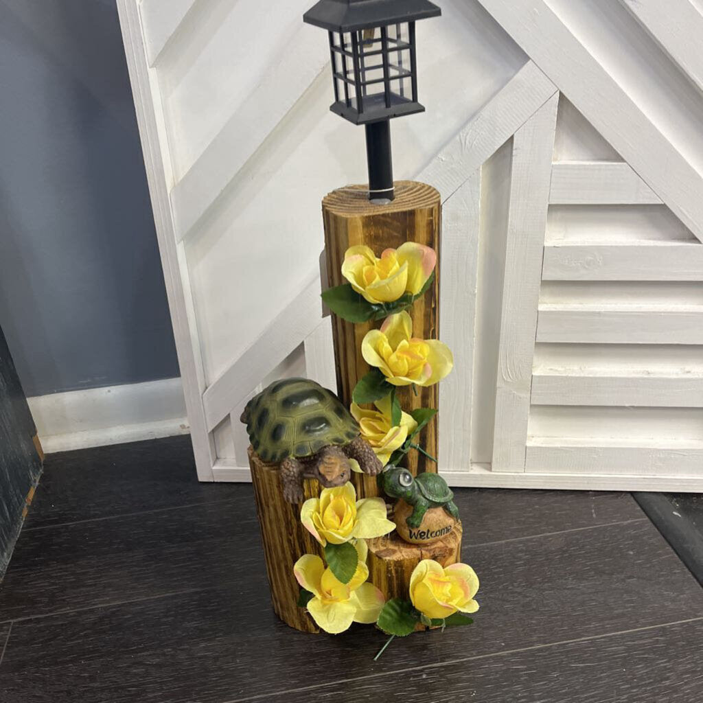 Two Turtles Solar Light (welcome, yellow flowers)