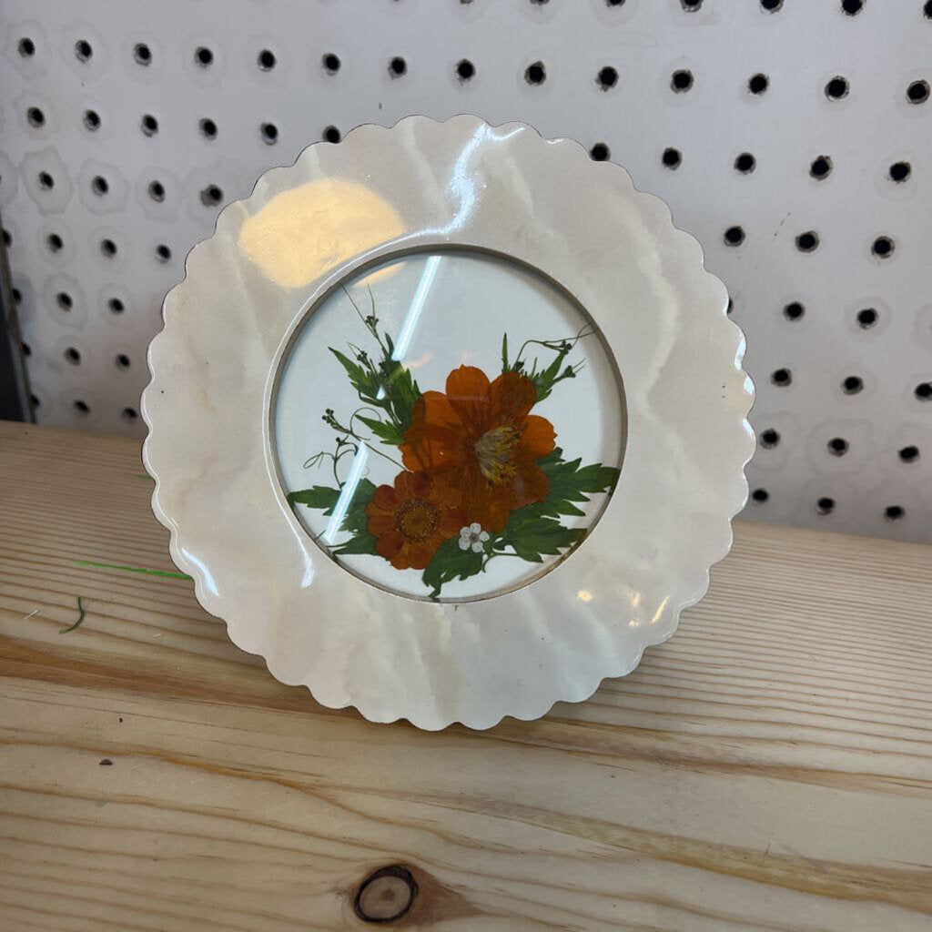 Scalloped pearl frame w/pressed flowers 4"