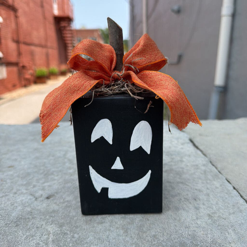 #116 Black Pumpkin w/Face Orange
