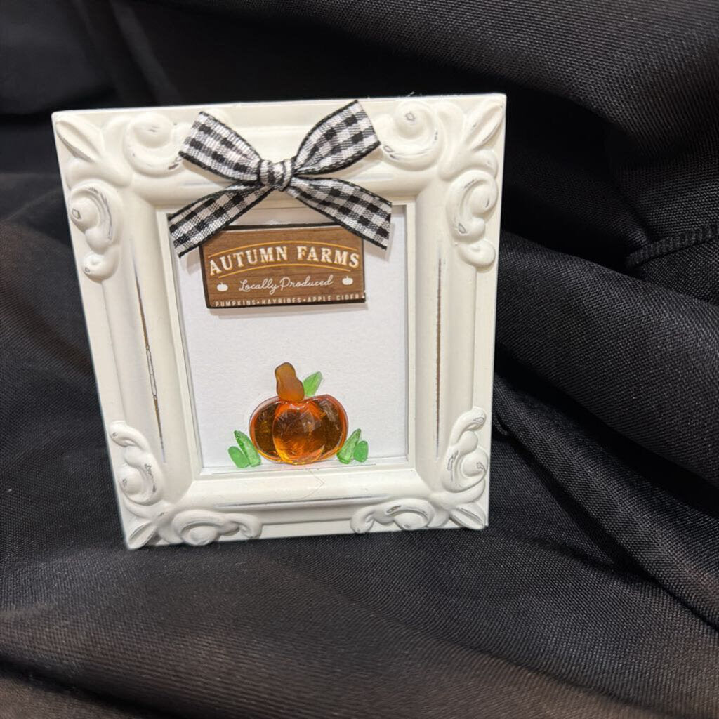 Sm White Frame, Black & White bow, Pumpkin